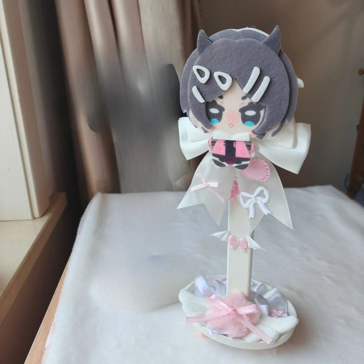 Puchaty Stojak na Słuchawki – Kawaii Organizer Biurkowy