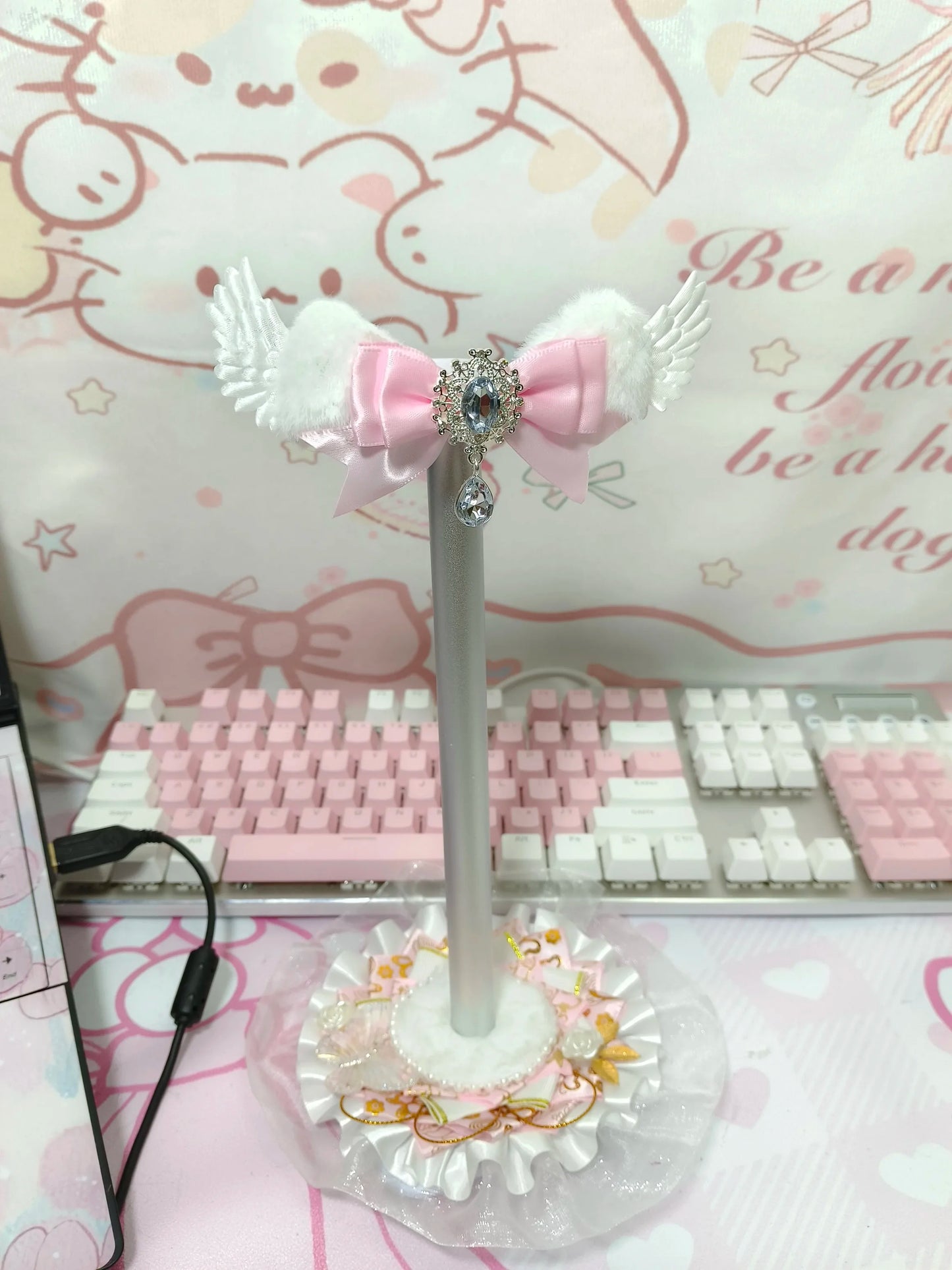 Puchaty Stojak na Słuchawki – Kawaii Organizer Biurkowy