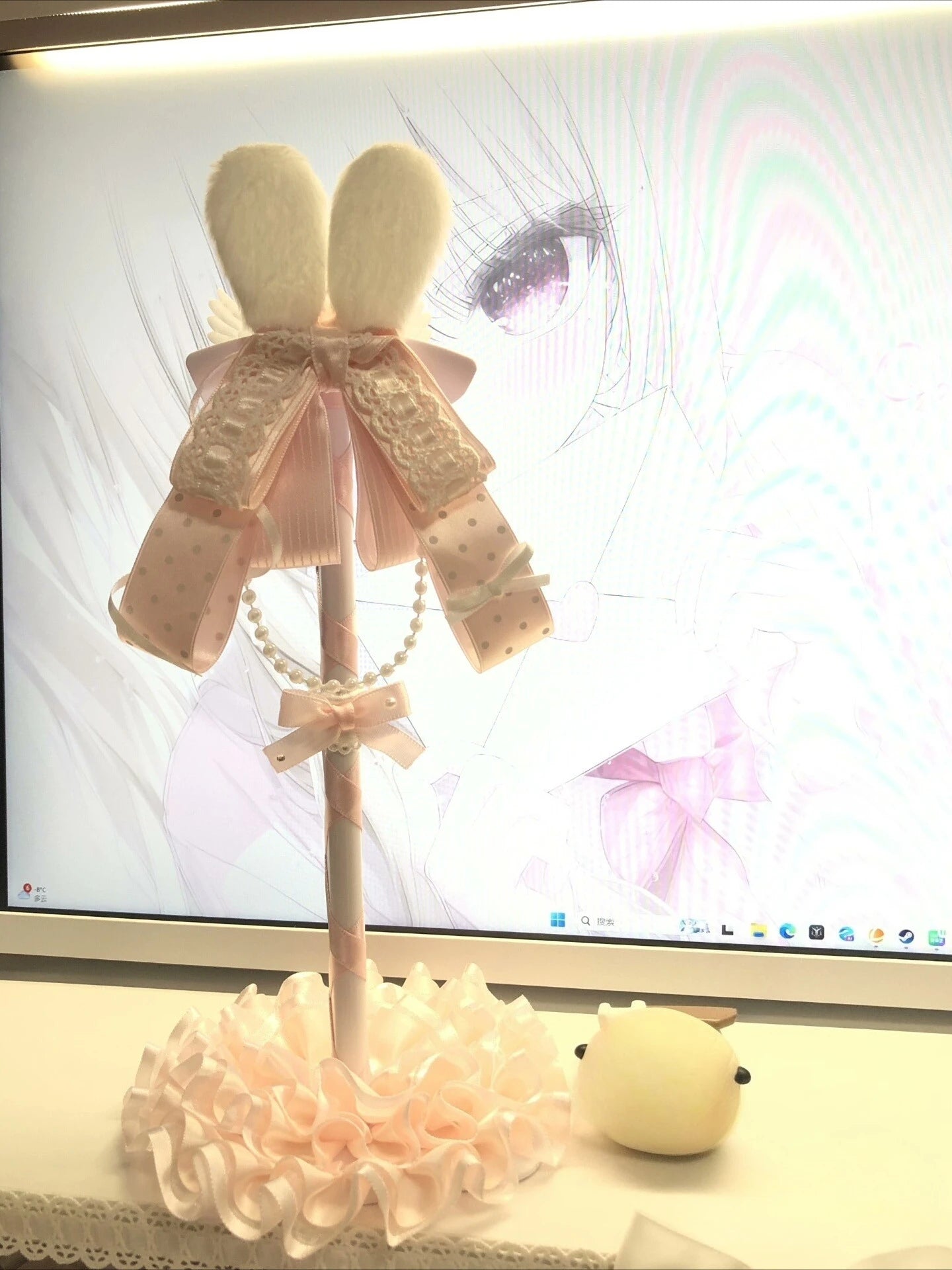 Puchaty Stojak na Słuchawki – Kawaii Organizer Biurkowy